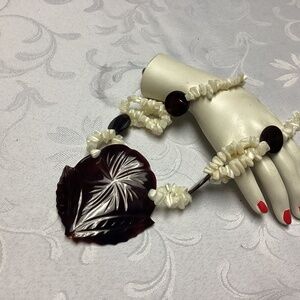 Vintage Hawaiian Oversized Carved Shell Festival Maximalist Mobwife Necklace